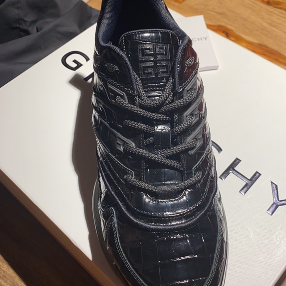 Givenchy - Picture 3 of 6